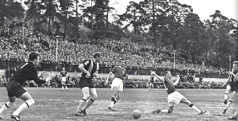 SIK-HAMMARBY IF PÅ SUNDBYBERGS IP 1964. NACKA GÖR MÅL INFÖR 4000 (Foto: Hammarby IF)